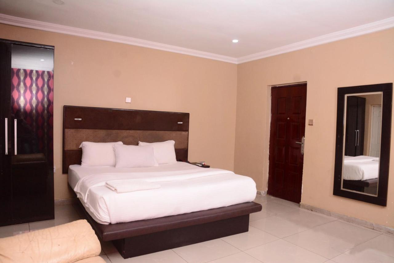 Connecting Lagos Suites Bagian luar foto