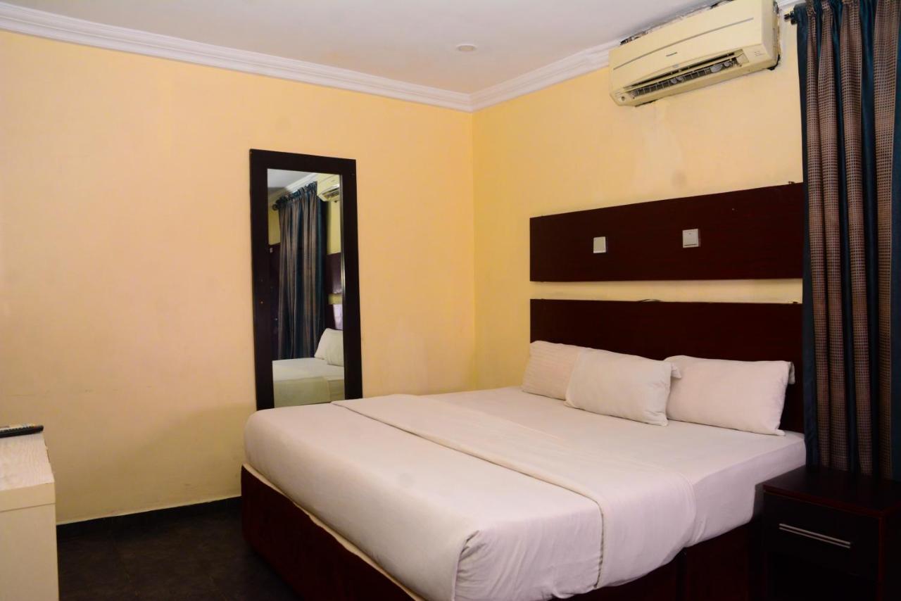 Connecting Lagos Suites Bagian luar foto